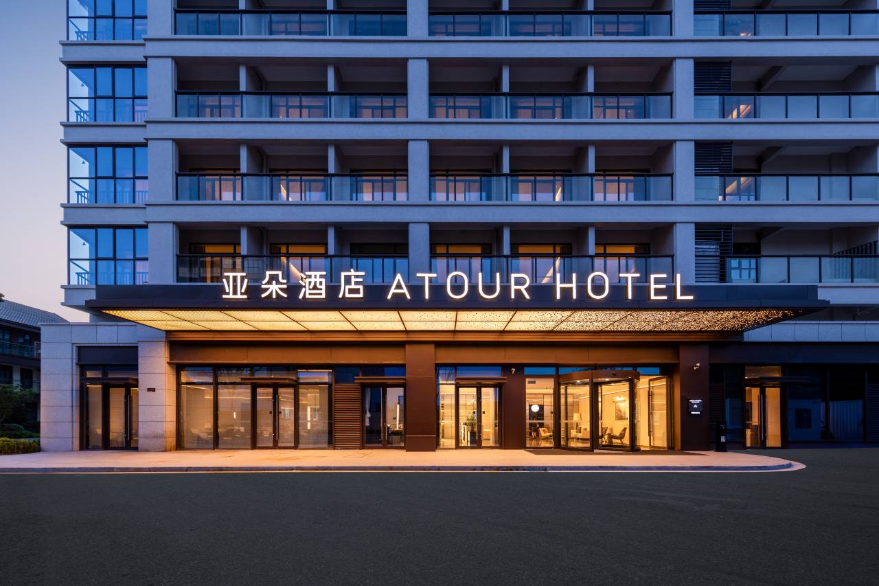 从空间叙事到情绪价值，亚朵如何重构商旅酒店体验